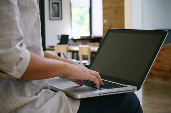 Mujer Casual Negocios Trabaja Línea Portátil Que Mano Teclado Casa — Foto de Stock