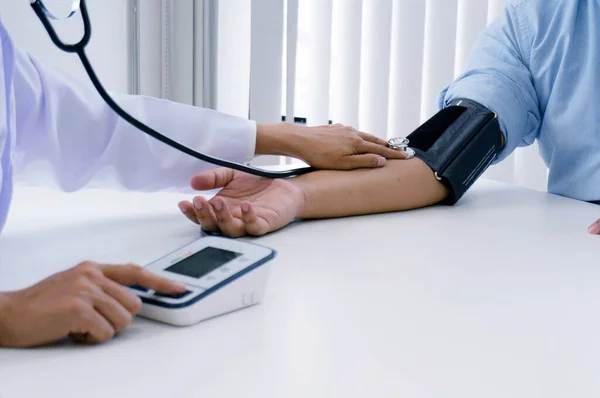 Arzt Überprüft Den Arteriellen Blutdruck Einer Alten Patientin Gesundheitsversorgung — Stockfoto