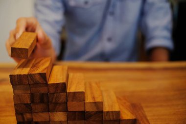 Kumarda risk ve strateji planlamak, tahta bloklar koymak. Büyüme süreci için iş kavramı.