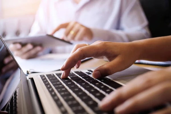 Hombre Trabajando Mediante Uso Ordenador Portátil Mesa Madera Manos Escribiendo — Foto de Stock