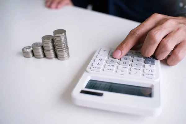 Contador Verificar Negocio Ahorrar Dinero Apilando Monedas Oro Con Calculadora — Foto de Stock