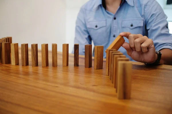 Planung Von Risiko Und Strategie Geschäftsmann Glücksspiel Platzierung Hölzerner Block — Stockfoto