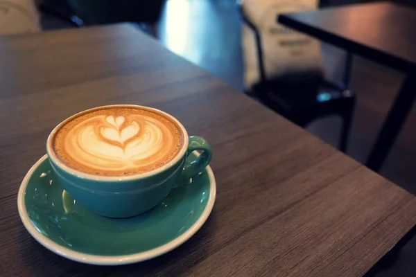 Tahta Masada Bir Fincan Sıcak Latte Sanat Kahvesi — Stok fotoğraf