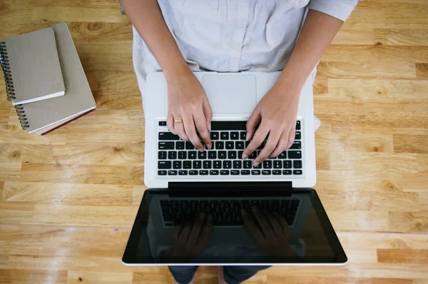 Mujer Casual Negocios Trabaja Línea Portátil Que Mano Teclado Casa — Foto de Stock