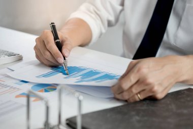 İş Adamları Buluşması Tasarım Fikirleri Uzman Yatırımcısı yeni bir başlangıç projesi üzerinde çalışıyor. Kavram. iş planlama ofisinde.