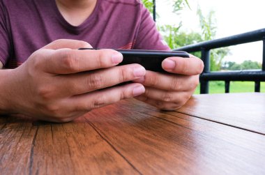 Cep telefonunda oyun oynayan adam