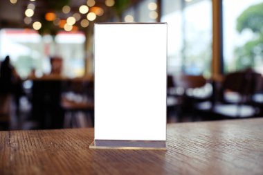 Bar restoranının kafesindeki ahşap masada duran menü çerçevesini taklit et. Metin için boşluk.