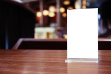 Bar restoranının kafesinde ahşap masada duran menü çerçevesi. Metin pazarlama promosyonu için boşluk