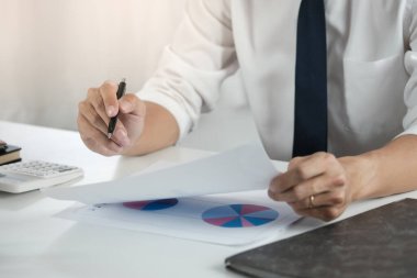 İş Adamları Buluşması Tasarım Fikirleri Uzman Yatırımcısı yeni bir başlangıç projesi üzerinde çalışıyor. Kavram. iş planlama ofisinde.