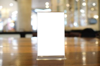 Bar restoranının kafesinde ahşap masada duran metin pazarlama promosyonu için menü çerçeve alanı