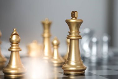 İş adamı satrançla oynar. İş stratejisi ve taktik meydan okuma başarı yönetimi kavramı 