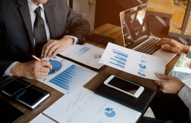 İş Adamları Buluşması Tasarım Fikirleri Uzman Yatırımcısı yeni bir başlangıç projesi üzerinde çalışıyor. Kavram. iş planlama ofisinde.