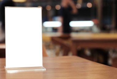 Bar restoranının kafesinde ahşap masada duran menü çerçevesi. Metin pazarlama promosyonu için boşluk