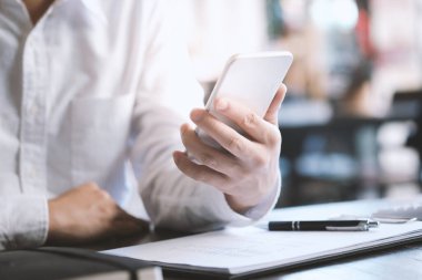 İş adamı elini tutar, akıllı telefonu tutar. teknoloji kavramı.