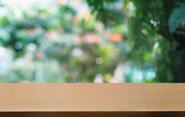 Restoranın soyut bulanık arka planının önündeki boş, siyah ahşap masa. Ürünlerinizi görüntülemek ya da montajlamak için kullanılabilir. 