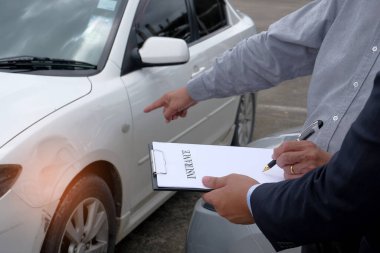 Zarar tespiti sigortacısı Hasarlı arabayı denetliyor