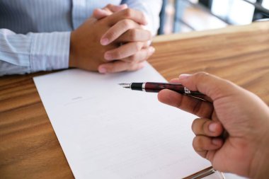 İş adamı sözleşme imzalıyor ortaklık anlaşması konseptiyle anlaşma yapıyor