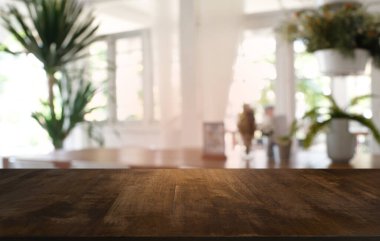 Restoranın soyut bulanık arka planının önündeki boş, siyah ahşap masa. Ürünlerinizi görüntülemek ya da montajlamak için kullanılabilir. 
