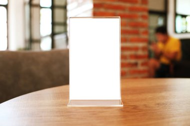 Bar restoranının kafesinde ahşap masada duran menü çerçevesi. Metin pazarlama promosyonu için boşluk