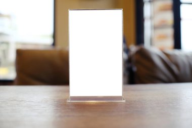 Bar restoranının kafesindeki ahşap masada duran menü çerçevesini taklit et. Metin için boşluk.