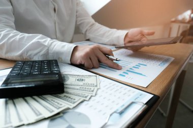 Denetçi ya da iç Gelir İdaresi çalışanları, şirketin yıllık mali durumunu kontrol eden iş kadınları. Denetim Kavramı.