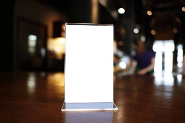 Bar restoranının kafesinde ahşap masada duran menü çerçevesi. Metin pazarlama promosyonu için boşluk