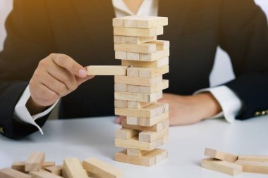 Kumarda risk ve strateji planlamak, tahta bloklar koymak. Büyüme süreci için iş kavramı.