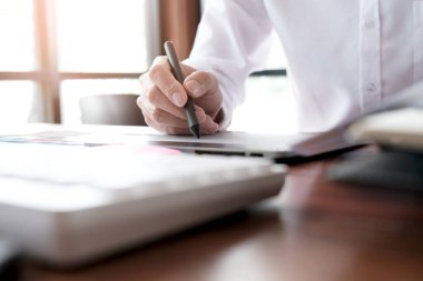 Grafik tasarımcısı dijital tablet üzerinde çalışıyor. Grafik tablet ve renk örneklerine resim çizen sanatçı