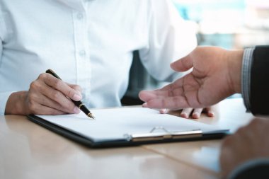 Hukuk danışmanı müvekkiline tokmak ve hukuk hukuku ile imzalanmış bir sözleşme sunar. Adalet ve avukat kavramı