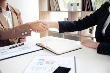 İmaj işadamlarının el sıkışması. İş ortaklığı toplantısı başarılı konsept