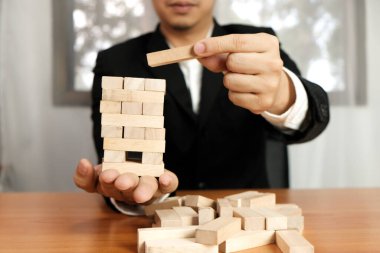 Kumarda risk ve strateji planlamak, tahta bloklar koymak. Büyüme süreci için iş kavramı.
