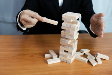 Kumarda risk ve strateji planlamak, tahta bloklar koymak. Büyüme süreci için iş kavramı.