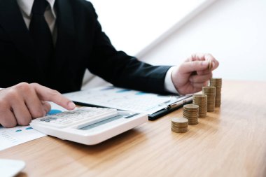 Denetçi ya da iç Gelir İdaresi çalışanları, şirketin yıllık mali durumunu kontrol eden iş kadınları. Denetim Kavramı.