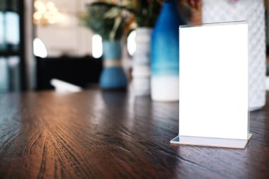 Bar restoranının kafesinde ahşap masada duran menü çerçevesi. Metin pazarlama promosyonu için boşluk