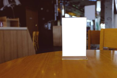 Bar restoranının kafesindeki ahşap masada duran menü çerçevesini taklit et. Metin için boşluk