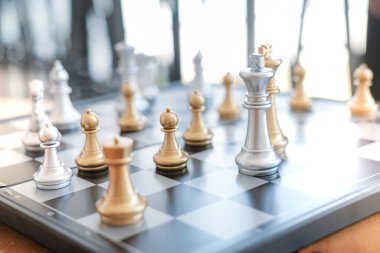 İş adamı satrançla oynar. İş stratejisi ve taktik meydan okuma başarı yönetimi kavramı