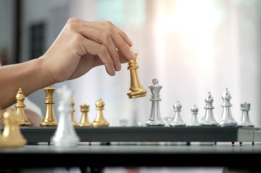 İş adamı satrançla oynar. İş stratejisi ve taktik meydan okuma başarı yönetimi kavramı 