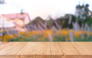 Restoranın soyut bulanık arka planının önündeki boş, siyah ahşap masa. Ürünlerinizi görüntülemek ya da montajlamak için kullanılabilir.