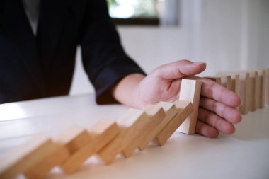 Kumarda risk ve strateji planlamak, tahta bloklar koymak. Büyüme süreci için iş kavramı.