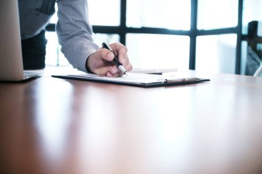 İş Adamları Buluşması Tasarım Fikirleri Uzman Yatırımcısı yeni bir başlangıç projesi üzerinde çalışıyor. Kavram. iş planlama ofisinde.