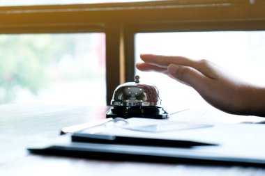 Otel resepsiyonunda servis zilli otel odası seyahati 