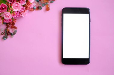 Ofis masasındaki akıllı telefon modeli