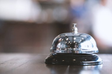 Servis zilli otel resepsiyonu.