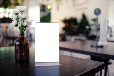 Bar restoranının kafesindeki ahşap masada duran menü çerçevesini taklit et. Bar restoranının kafesindeki ahşap masada duran Menü çerçevesini düzenle. Bar Restoran Kafe 'deki ahşap masada duran Menü çerçevesi için yer aç. Metin pazarı için boşluk