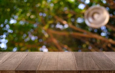 Restoranın soyut bulanık arka planının önündeki boş, siyah ahşap masa. Ürünlerinizi görüntülemek ya da montajlamak için kullanılabilir.