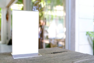 Bar restoranının kafesindeki ahşap masada duran menü çerçevesini taklit et. Metin için boşluk.