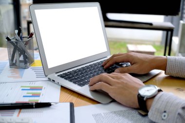 İş Adamları Buluşması Tasarım Fikirleri Uzman Yatırımcısı yeni bir başlangıç projesi üzerinde çalışıyor. Kavram. iş planlama ofisinde.