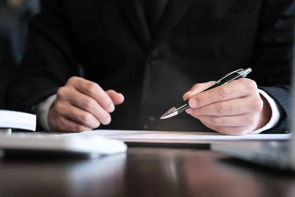 Zakenman Analyseren Investeringen Grafieken Druk Rekenmachine Knoppen Documenten Boekhoudkundig Concept — Stockfoto