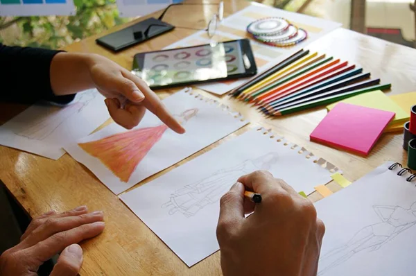 Diseñador Moda Con Estilo Trabajo Como Boceto Nueva Colección Atelier — Foto de Stock