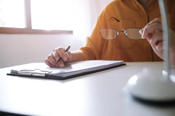 Las Mujeres Contabilidad Empresarial Trabajan Con Calculadora Computadora Portátil Concepto —  Fotos de Stock